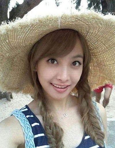 看看女星們花式戴草帽的帽子戲法！